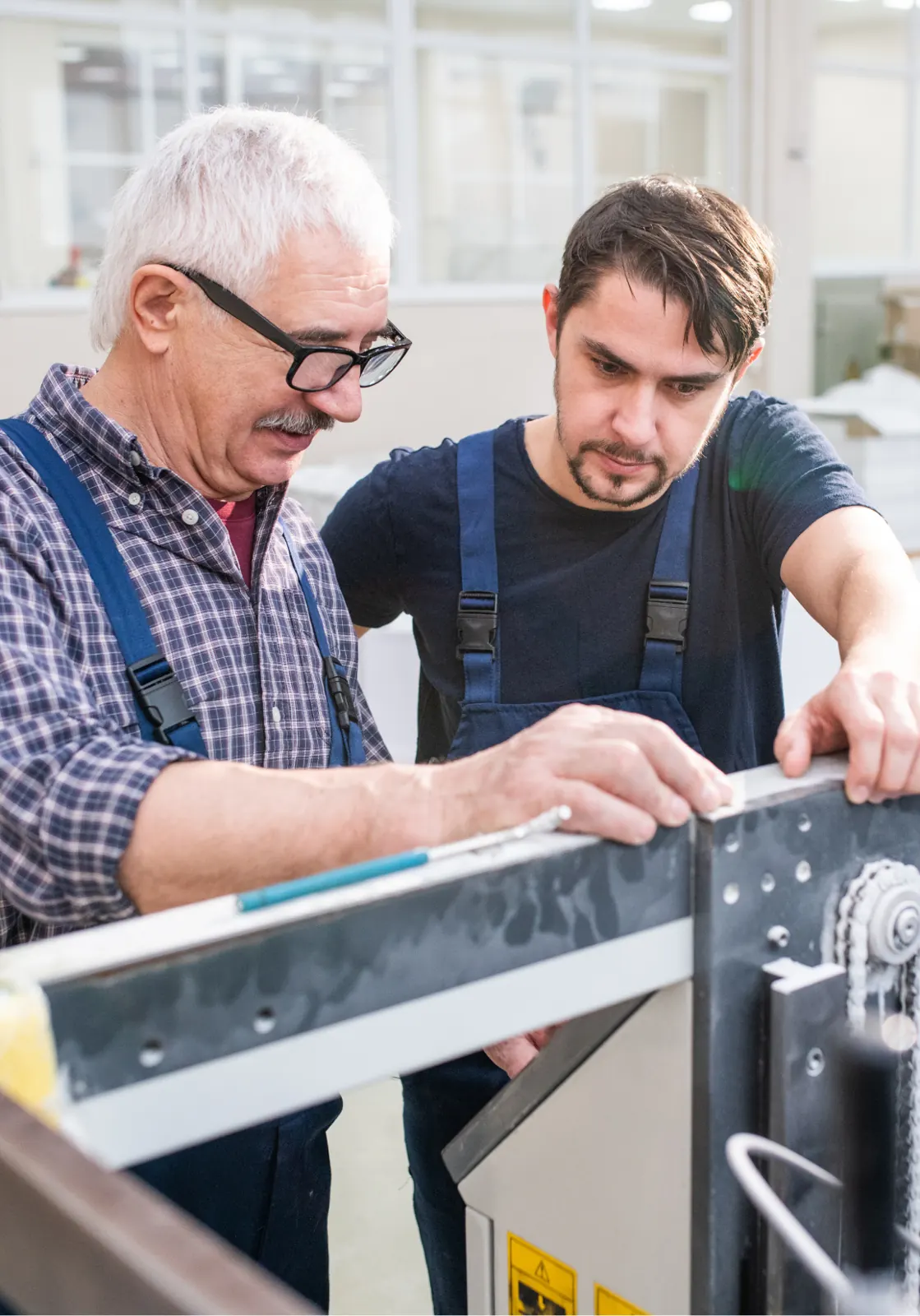 Formateur accompagnant un technicien sur une installation