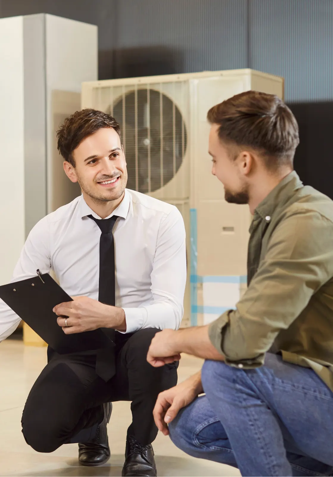 Commercial et client devant une pompe à chaleur